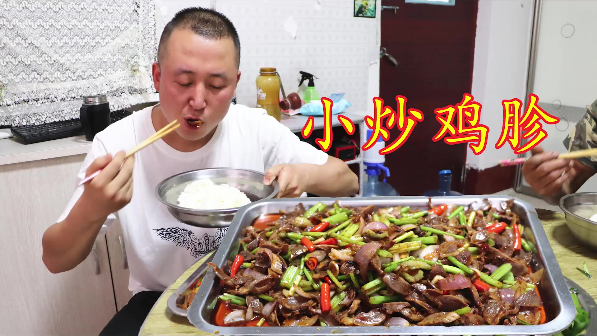 天气闷热,大彭做一份小炒鸡胗下饭,入口爽脆,吃着真过瘾